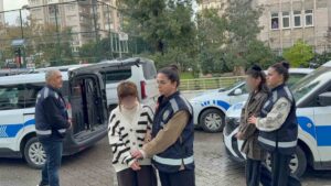 samsun-ilkadimda-3-kiz-kardes-kadini-darbettikleri-iddiasiyla-adliyeye-sevk-edildi-MTQrjO7T